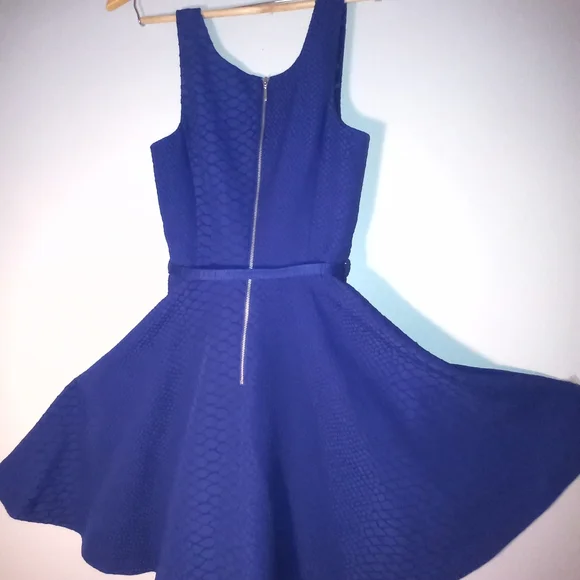 Lovely Day Dress - Picture 2 of 3